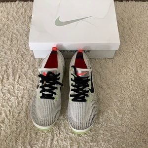 White Nike Air Vapormax FlyKnit 3